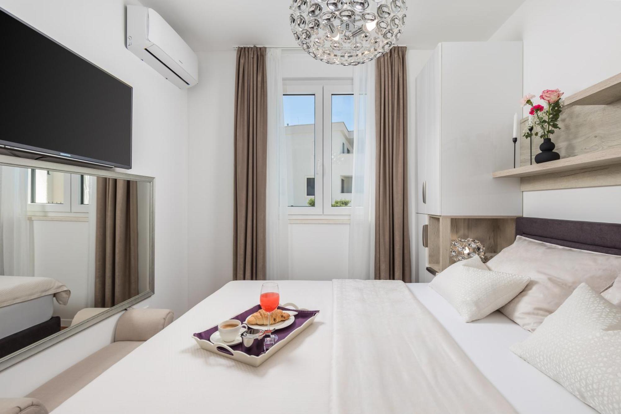 Luxury Apartment Hyperion With Private Pool And Garden 무르테르 외부 사진