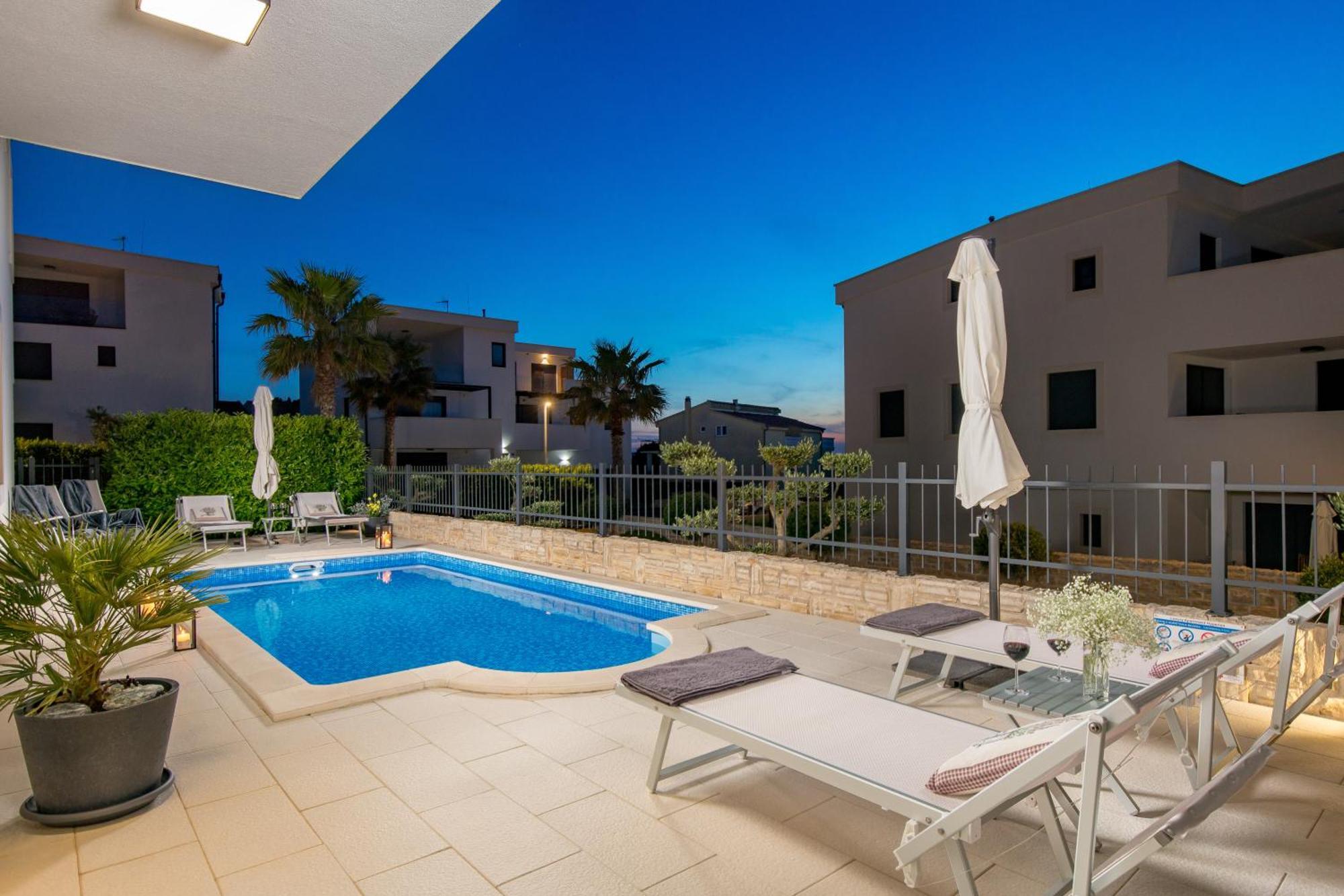 Luxury Apartment Hyperion With Private Pool And Garden 무르테르 외부 사진