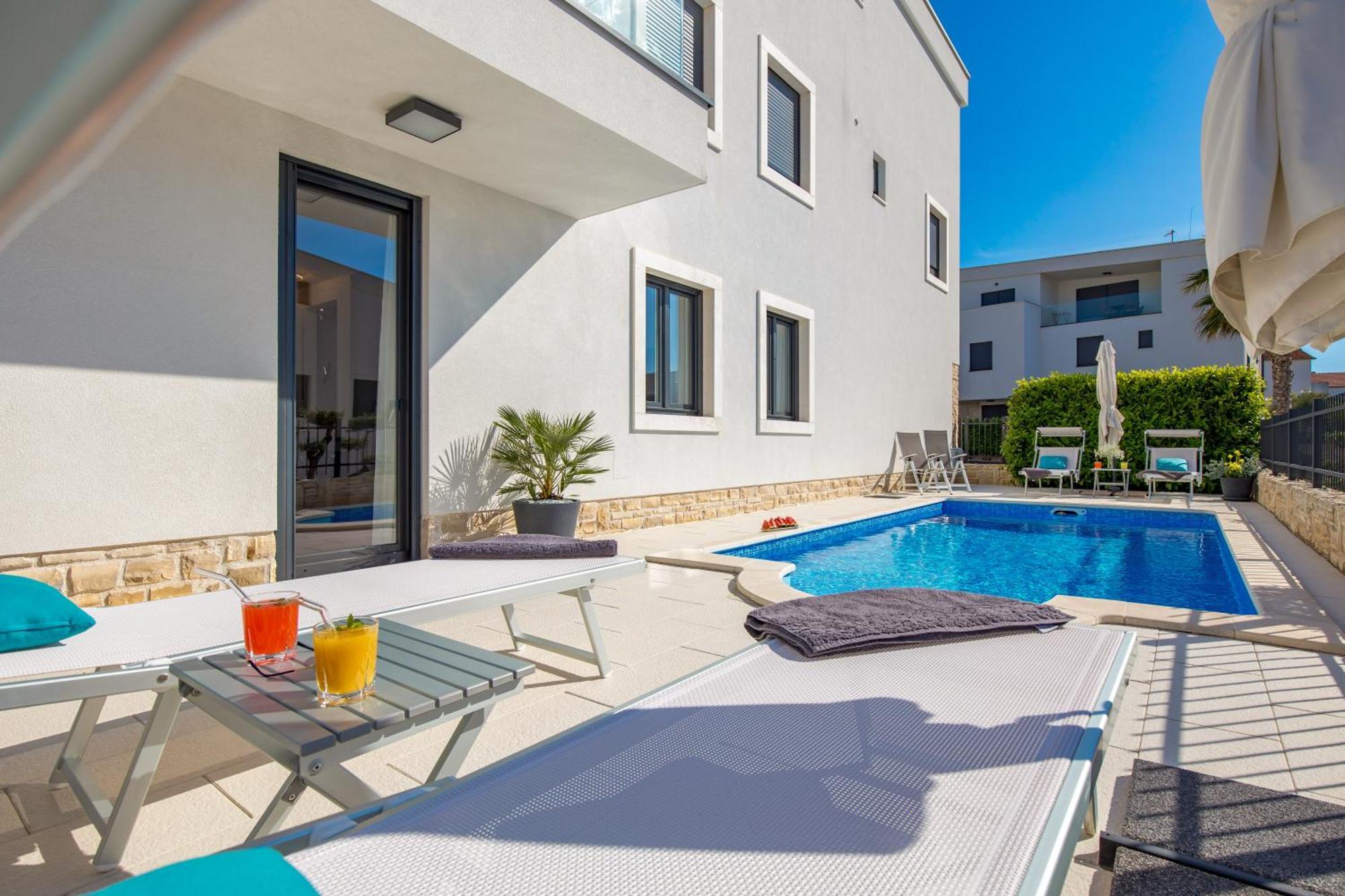 Luxury Apartment Hyperion With Private Pool And Garden 무르테르 외부 사진